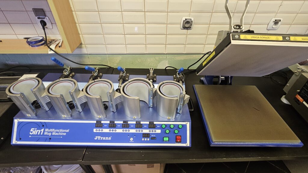 maszyna do robienia nadruków na kubkach oraz prasa do koszulek